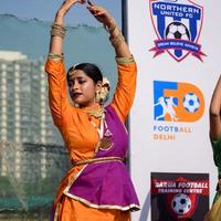 delhi, India - dicembre 11 2022 - bharathanatyam indiano classico odissi ballerini l'esecuzione a palcoscenico. bellissimo indiano ragazza ballerini nel il posizione di indiano danza. indiano classico danza bharatanatyam foto