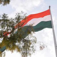 sventolando la bandiera indiana, bandiera dell'india, bandiera indiana che svolazza in alto a connaught place con orgoglio nel cielo blu, bandiera indiana, har ghar tiranga, sventolando la bandiera indiana foto