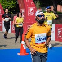 nuovo delhi, India - ottobre 16 2022 - vedanta delhi metà maratona gara dopo covid nel quale maratona partecipanti di per attraversare il finire linea, delhi metà maratona 2022 foto