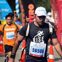 nuovo delhi, India - ottobre 16 2022 - vedanta delhi metà maratona gara dopo covid nel quale maratona partecipanti di per attraversare il finire linea, delhi metà maratona 2022 foto