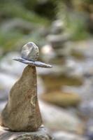 bellezza equilibratura ciottoli a partire dal fiume pietre pila. tranquillo concetto foto