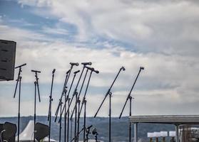 molti microfoni su palcoscenico. preparazione per un' concerto foto