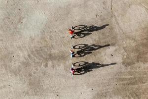 viaggiatori in miniatura in sella a biciclette, concetto di stile di vita sano foto