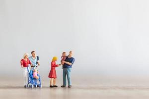 genitori in miniatura con bambini che camminano all'aperto, concetto di famiglia felice foto