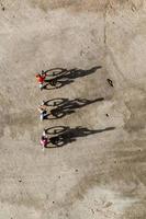 viaggiatori in miniatura in sella a biciclette, concetto di stile di vita sano foto