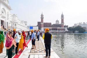 amritsar, India - febbraio 26 2023 - non identificato devoti a partire dal vario parti a d'oro tempio armandir sahib nel amritsar, punjab, India, famoso indiano sikh punto di riferimento, d'oro tempio foto