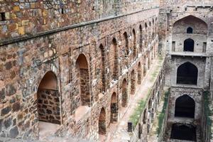 agrasen ki baoli - passo bene situato nel il mezzo di connaught posto nuovo delhi India, vecchio antico archeologia costruzione foto