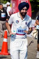 nuovo delhi, India - ottobre 16 2022 - vedanta delhi metà maratona gara dopo covid nel quale maratona partecipanti di per attraversare il finire linea, delhi metà maratona 2022 foto