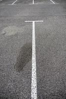 linee di parcheggio sull'asfalto foto