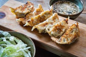 gyoza su chopping bloccare giapponese cibo stile foto