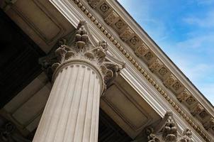 classico architettonico colonna. dettagli di architettura di storico costruzione. elemento di esterno edificio con colonne e stucco modanatura su soffitto di architettonico struttura nel Londra, UK. foto