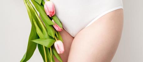 donna di bikini la zona con tulipani foto