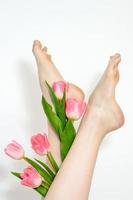 donna di gambe con tulipani fiori foto