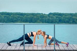 donna e bambino siamo fare sport esercizi foto