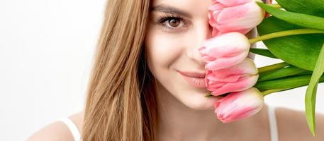 ritratto di donna con rosa tulipani foto