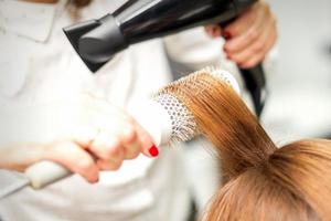 parrucchiere essiccazione lungo rosso capelli foto