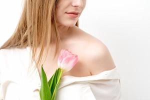 donna con uno rosa tulipano foto