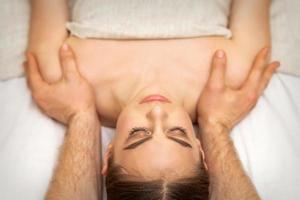 massaggiatore fare spalla massaggio nel terme foto