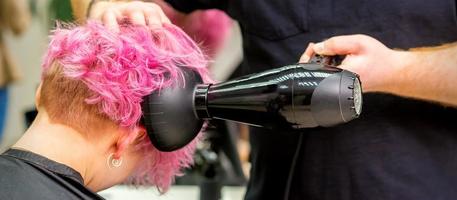 parrucchiere essiccazione corto rosa capelli foto