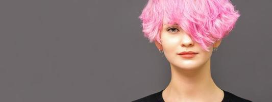 giovane donna con rosa capelli foto