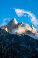 Impressionante montagna formazione sotto blu cielo circondato di nuvole foto