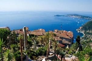 il Visualizza a partire dal il villaggio di eze su il francese Riviera costa. nel il mezzo di il botanico giardino di ez. nel luglio di 2016 foto