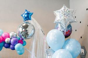 blu e argento palloncini nel il figli di compleanno foto zona. vacanza arredamento