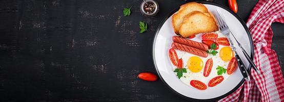 inglese prima colazione - fritte uovo, pomodori, salsiccia, e brindisi. striscione. superiore Visualizza, alto foto