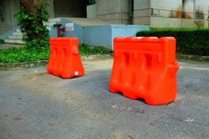 rosso plastica barriere in piedi su il strada. foto