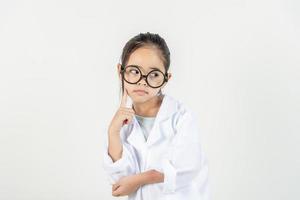 inteligente medico poco ragazza con bianca medico cappotto foto