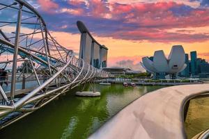 Singapore orizzonte e Visualizza di grattacieli su marina baia a tramonto. foto