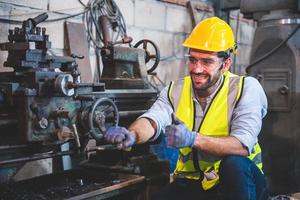 ritratto di pesante industria lavoratori Lavorando su il metallo costruzione processi di operativo un' tornio a un' macchina per acciaio struttura industria. foto