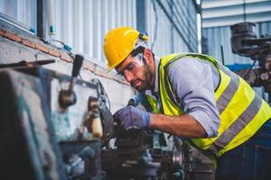 ritratto di pesante industria lavoratori Lavorando su il metallo costruzione processi di operativo un' tornio a un' macchina per acciaio struttura industria. foto