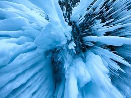 dentro il blu ghiaccio grotta a lago baikal, Siberia, orientale Russia. foto