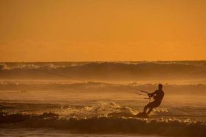 kitesurfer a tramonto foto