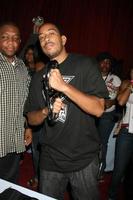 Chris ludacris ponti con il bruciare macchina a il scommessa premi GB regalare sala al di fuori il santuario auditorium nel los angeles circa a giugno 23 20082008 foto