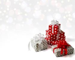 sorpresa i regali per nuovo anno, Natale, compleanno. rosso polka punto scatola con grande arco su bianca sfondo con bokeh foto