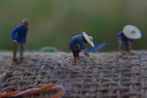 foto di un' miniatura figura con il concetto di un' contadino agricoltura su un' tela ruvida sacco