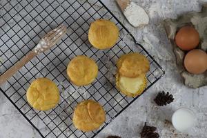 un' tradizionale torta a partire dal Indonesia chiamato kue sus pieno con crema sbuffi. servito su un' torta cremagliera. cibo concetto foto. foto