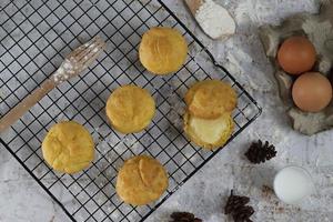 un' tradizionale torta a partire dal Indonesia chiamato kue sus pieno con crema sbuffi. servito su un' torta cremagliera. cibo concetto foto. foto