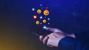 sociale media e in linea digitale concetto, uomo d'affari utilizzando inteligente Telefono invio emoji con sociale media. foto