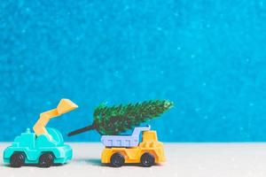 albero di natale su una macchina in miniatura, concetto di celebrazione della stagione natalizia foto