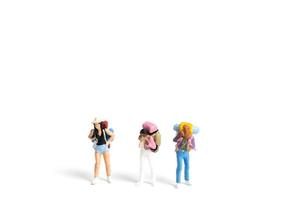 turista zaino in spalla in miniatura isolato su uno sfondo bianco foto