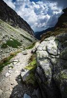 valle di pietra durante il giorno foto