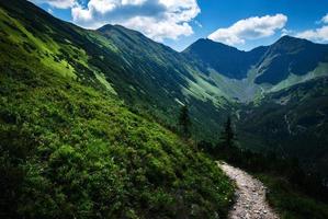 valle sotto il crinale della montagna foto