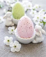 uova di Pasqua colorate in stand