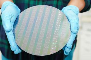 wafer di silicio per la fabbricazione di semiconduttori di circuiti integrati. foto