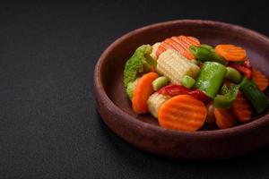 delizioso salutare verdure al vapore carote, broccoli, asparago fagioli foto