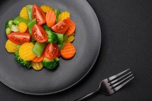 insalata di fresco e al vapore verdure ciliegia pomodori, broccoli e carote foto