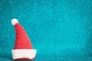 cappello rosso di Babbo Natale su uno sfondo scintillante, concetto di celebrazione della stagione natalizia foto